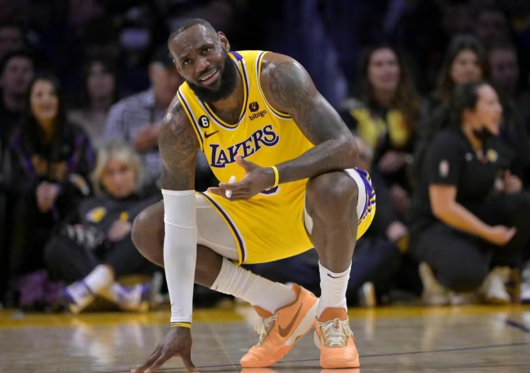 HTH-詹姆斯在独行侠比赛中重返赛场，持续失利引发热议！比赛高潮迭起的简单介绍-HTH